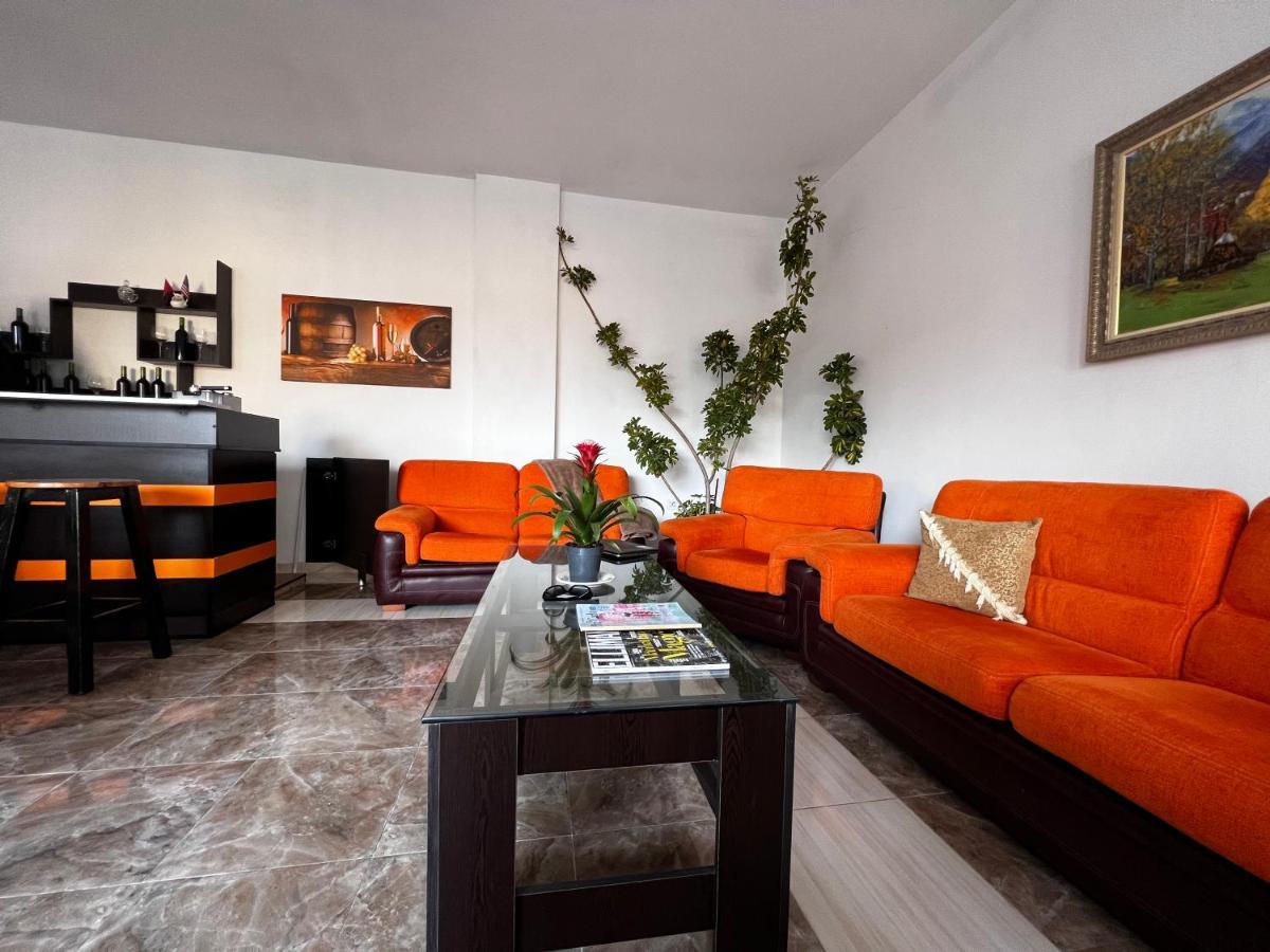 North Star Hostel Shkodër エクステリア 写真
